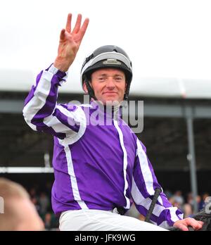 Jockey Seamie Heffernan auf Capri feiert nach dem Sieg der Dubai Duty Free Irish Derby tagsüber zwei der Dubai Duty Free Irish Derby Festival in Curragh Racecourse, Co. Kildare. Stockfoto