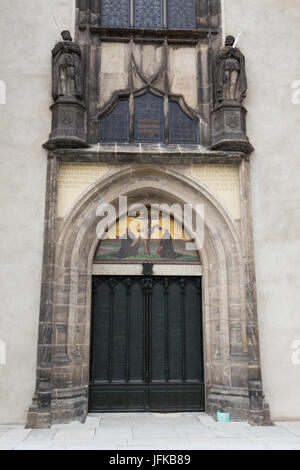 Tor zum Schloss Kirche Stockfoto