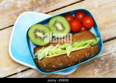 Gesunden Lunchpaket mit braunen Käse-Sandwich, Cherry-Tomaten, Kiwis Stockfoto