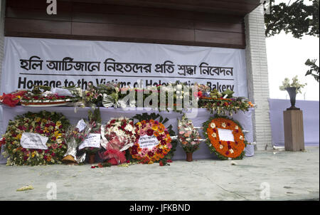 1. Juli 2017 - Dhaka, Bangladesch - Juli 01, 2017-Dhaka, Bangladesch '' "Trauergäste, darunter Politiker und Diplomaten, sammelten sich in der Szene der löchrigen Artisan Massaker die Ehre für die 22 Opfer des Landes schlimmste Terroranschlag auf seinen ersten Geburtstag am 1. Juli 2017, Dhaka, Bangladesh A Terrorist Attack von Mitgliedern der lokalen Gruppe" militanten "Jamautul Mujahedin in einem beliebten Restaurant in Dhaka am 1. Juli 2016 , links 20 Geiseln Tote und mehrere verletzte. Militärischen Kommandos sechs bewaffneten getötet und 13 Geiseln gerettet, während des Angriffs. Dhaka Holey Restaurant war rel Stockfoto