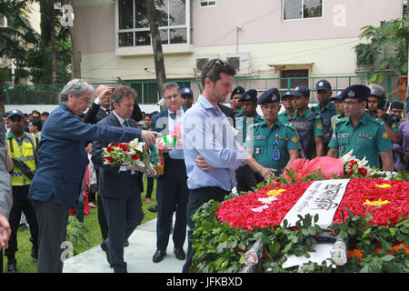 1. Juli 2017 - Dhaka, Bangladesch - Juli 01, 2017-Dhaka, Bangladesch '' "ein Beamter der italienischen Botschaft hält Blumen wie er Hinsicht mit Blumen vor dem neu errichteten Gebäude zahlt, wo die löchrigen Artisan Cafe früher in Gulshan in Dhaka, Bangladesch, 1. Juli 2017. Bangladesh A Terrorist Attack von Mitgliedern der lokalen Gruppe "militanten" Jamautul Mujahedin in einem beliebten Restaurant in Dhaka am 1. Juli 2016, links 20 Geiseln tot und mehrere verletzt. Militärischen Kommandos sechs bewaffneten getötet und 13 Geiseln gerettet, während des Angriffs. Dhaka Holey Restaurant wurde verlegt und am alten Standort wa Stockfoto