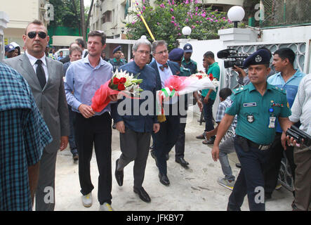 1. Juli 2017 - Dhaka, Bangladesch - Juli 01, 2017-Dhaka, Bangladesch '' "ein Beamter der italienischen Botschaft hält Blumen wie er Hinsicht mit Blumen vor dem neu errichteten Gebäude zahlt, wo die löchrigen Artisan Cafe früher in Gulshan in Dhaka, Bangladesch, 1. Juli 2017. Bangladesh A Terrorist Attack von Mitgliedern der lokalen Gruppe "militanten" Jamautul Mujahedin in einem beliebten Restaurant in Dhaka am 1. Juli 2016, links 20 Geiseln tot und mehrere verletzt. Militärischen Kommandos sechs bewaffneten getötet und 13 Geiseln gerettet, während des Angriffs. Dhaka Holey Restaurant wurde verlegt und am alten Standort wa Stockfoto