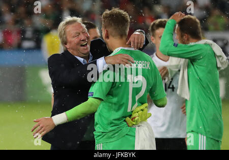 Krakau, Polen. 30. Juni 2017. Deutschland Torwart umarmt Julian Pollersbeck (C) von DFB-Sportdirektor Horst Hrubesch (L) nach dem U21-EM-Endspiel zwischen Spanien und Deutschland im Stadion Cracovia Krakau, Polen, 30. Juni 2017. Foto: Jan Woitas/Dpa-Zentralbild/Dpa/Alamy Live News Stockfoto