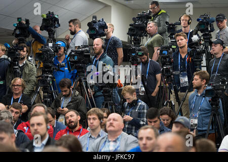 Sankt Petersburg, Russland. 1. Juli 2017. Journalisten verfolgen der abschließenden Pressekonferenz der FIFA in der World-Cup-Arena in Sankt Petersburg, Russland, 1. Juli 2017. Foto: Marius Becker/Dpa/Alamy Live News Stockfoto