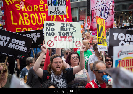 London, UK. 1. Juli 2017. London, 1. Juli 2017. Anti-Tory Demonstranten marschieren aus der BBC zentrale durch die Straßen von London zum Parlament in London nach der konservativen Partei £ 1,5 Milliarden-Deal mit der DUP ermöglichen eine knappe Mehrheit im House Of Commons. Bildnachweis: Paul Davey/Alamy Live-Nachrichten Stockfoto