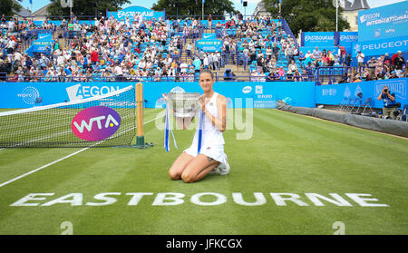 Eastbourne, Vereinigtes Königreich. 1. Juli 2017. Karolina Pliskova der Tschechischen Republik feiert mit der Trophäe nach dem Sieg gegen Caroline Wozniacki aus Dänemark in der Frauen final Credit: Paul Terry Foto/Alamy Live News Stockfoto