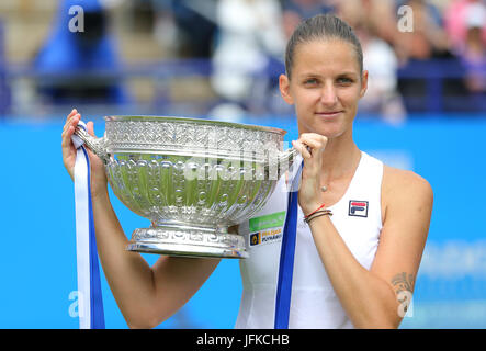 Eastbourne, Vereinigtes Königreich. 1. Juli 2017. Karolina Pliskova der Tschechischen Republik feiert mit der Trophäe nach dem Sieg gegen Caroline Wozniacki aus Dänemark in der Frauen final Credit: Paul Terry Foto/Alamy Live News Stockfoto