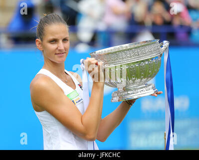 Eastbourne, Vereinigtes Königreich. 1. Juli 2017. Karolina Pliskova der Tschechischen Republik feiert mit der Trophäe nach dem Sieg gegen Caroline Wozniacki aus Dänemark in der Frauen final Credit: Paul Terry Foto/Alamy Live News Stockfoto