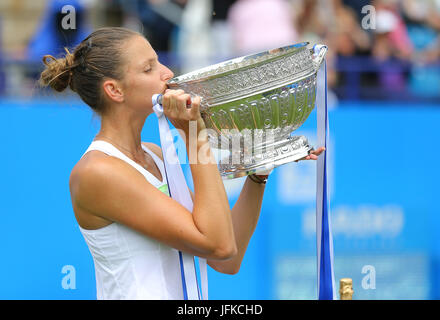 Eastbourne, Vereinigtes Königreich. 1. Juli 2017. Karolina Pliskova der Tschechischen Republik feiert mit der Trophäe nach dem Sieg gegen Caroline Wozniacki aus Dänemark in der Frauen final Credit: Paul Terry Foto/Alamy Live News Stockfoto