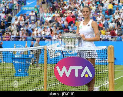 Eastbourne, Vereinigtes Königreich. 1. Juli 2017. Karolina Pliskova der Tschechischen Republik feiert mit der Trophäe nach dem Sieg gegen Caroline Wozniacki aus Dänemark in der Frauen final Credit: Paul Terry Foto/Alamy Live News Stockfoto