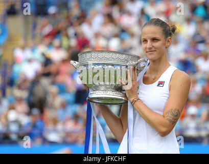 Eastbourne, Vereinigtes Königreich. 1. Juli 2017. Karolina Pliskova der Tschechischen Republik feiert mit der Trophäe nach dem Sieg gegen Caroline Wozniacki aus Dänemark in der Frauen final Credit: Paul Terry Foto/Alamy Live News Stockfoto