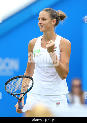 Eastbourne, Vereinigtes Königreich. 1. Juli 2017. Karolina Pliskova der Tschechischen Republik feiert Sieg gegen Caroline Wozniacki Dänemark während der Frauen Finale während Tag sieben der Aegon International Eastbourne am 1. Juli 2017 in Eastbourne, England Credit: Paul Terry Foto/Alamy Live News Stockfoto