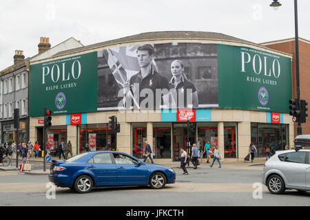 Wimbledon, London, UK. 1. Juli 2017. Geschäfte, Restaurants und Bars schmücken ihre Fenster mit Tennis-Themen für die zwei Wochen von der Tennismeisterschaften, die Montag 3. Juli starten. Bildnachweis: Malcolm Park/Alamy Live-Nachrichten. Stockfoto