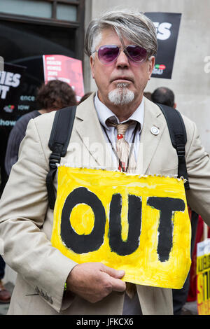 London, UK. 1. Juli 2017. Mann hält ein Plakat "Out". Tausende kommen die nicht einen Tag mehr - Tories, Gefährts im Zentrum von London. Foto: Lebendige Bilder/Alamy Live-Nachrichten Stockfoto