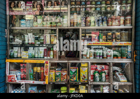 Kolkata. 1. Juli 2017. Foto aufgenommen am 1. Juli 2017 zeigt ein Geschäft in Kalkutta, Hauptstadt des östlichen indischen Bundesstaat Westbengalen. Indien früh Samstag rollte seine größte jemals Steuerreform in den 70 Jahren seines Bestehens nach Erlangung der Unabhängigkeit vom britischen Mutterland im Jahr 1947. Das neue Steuersystem bekannt als waren- und Dienstleistungssteuer (GST) ersetzt mehr als ein Dutzend Zustand und Bundes Abgaben, eine Ökonomie der 2 Billionen US-Dollar und 1,3 Milliarden Menschen zu einem einheitlichen Markt zu vereinheitlichen. Bildnachweis: Xinhua Foto/Tumpa Mondal/Xinhua/Alamy Live-Nachrichten Stockfoto