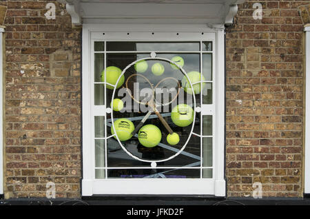 Wimbledon, London, UK. 1. Juli 2017. Geschäfte, Restaurants und Bars schmücken ihre Fenster mit Tennis-Themen für die zwei Wochen von der Tennismeisterschaften, die Montag 3. Juli starten. Foto: Fenster in The Rose &amp; Crown Pub, Wimbledon Village. Bildnachweis: Malcolm Park/Alamy Live-Nachrichten. Stockfoto