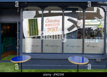 Wimbledon, London, UK. 1. Juli 2017. Geschäfte, Restaurants und Bars schmücken ihre Fenster mit Tennis-Themen für die zwei Wochen von der Tennismeisterschaften, die Montag 3. Juli starten. Bildnachweis: Malcolm Park/Alamy Live-Nachrichten. Stockfoto