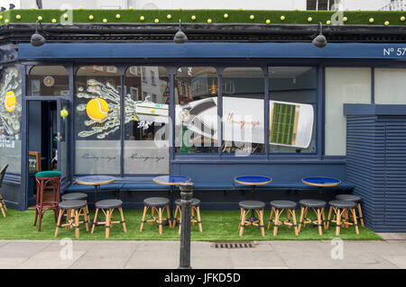 Wimbledon, London, UK. 1. Juli 2017. Geschäfte, Restaurants und Bars schmücken ihre Fenster mit Tennis-Themen für die zwei Wochen von der Tennismeisterschaften, die Montag 3. Juli starten. Bildnachweis: Malcolm Park/Alamy Live-Nachrichten. Stockfoto