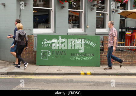 Wimbledon, London, UK. 1. Juli 2017. Geschäfte, Restaurants und Bars schmücken ihre Fenster mit Tennis-Themen für die zwei Wochen von der Tennismeisterschaften, die Montag 3. Juli starten. Bildnachweis: Malcolm Park/Alamy Live-Nachrichten. Stockfoto