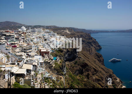 Bild von Fira auf der Insel Santorini, Griechenland, 29. Juni 2017 aufgenommen. Eine Hitzewelle mit Temperaturen von bis zu 43 Grad Celsius hat Griechenland getroffen. Foto: Angelos Tzortzinis/dpa Stockfoto