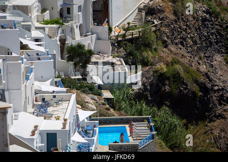 Bild von Fira auf der Insel Santorini, Griechenland, 29. Juni 2017 aufgenommen. Eine Hitzewelle mit Temperaturen von bis zu 43 Grad Celsius hat Griechenland getroffen. Foto: Angelos Tzortzinis/dpa Stockfoto