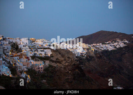 Bild der Stadt von Oio auf der Insel Santorini, Griechenland, 29. Juni 2017 aufgenommen. Eine Hitzewelle mit Temperaturen von bis zu 43 Grad Celsius hat Griechenland getroffen. Foto: Angelos Tzortzinis/dpa Stockfoto