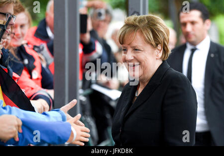 Speyer, Deutschland. 1. Juli 2017. Bundeskanzlerin Angela Merkel (CDU) Spricht Mit Bürgern bin am 01.07.2017 Dom in Speyer (Rheinland-Pfalz). Kohl war am 16.06.2017 Im Alter von 87 Jahren Gestorben. Der Kanzler der Deutschen Einheit war 16 Jahre Im Amt Foto: Boris Roessler/Dpa/Alamy Live News Stockfoto