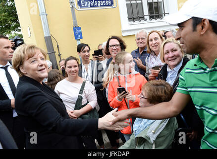 Speyer, Deutschland. 1. Juli 2017. Bundeskanzlerin Angela Merkel spricht mit Bürgern in Speyer, Deutschland, 1. Juli 2017. Kohl am 16. Juni 2017 im Alter von 87 Jahren starb. Der Kanzler der deutschen Einheit war 16 Jahre lang. Foto: Roland Holschneider/Dpa/Alamy Live News Stockfoto