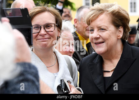 Speyer, Deutschland. 1. Juli 2017. Bundeskanzlerin Angela Merkel spricht mit Bürgern in Speyer, Deutschland, 1. Juli 2017. Kohl am 16. Juni 2017 im Alter von 87 Jahren starb. Der Kanzler der deutschen Einheit war 16 Jahre lang. Foto: Boris Roessler/Dpa/Alamy Live News Stockfoto