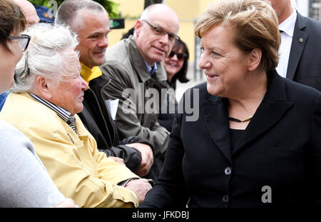 Speyer, Deutschland. 1. Juli 2017. Bundeskanzlerin Angela Merkel spricht mit Bürgern in Speyer, Deutschland, 1. Juli 2017. Kohl am 16. Juni 2017 im Alter von 87 Jahren starb. Der Kanzler der deutschen Einheit war 16 Jahre lang. Foto: Boris Roessler/Dpa/Alamy Live News Stockfoto