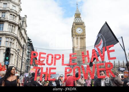 London, UK. 1. Juli 2017. Ein Protest gegen die konservative Minderheitsregierung marschiert durch zentrale London Credit: Patricia Phillips/Alamy Live News Stockfoto