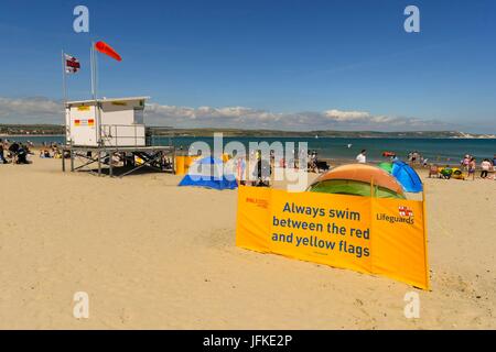 Weymouth, Dorset, UK. 1. Juli 2017.    UK-Wetter - RNLI Rettungsschwimmer sicher schwimmen Zeichen am Strand an einem Tag von blauem Himmel und warmen Sonnenschein auf das Seebad Weymouth in Dorset.  Bildnachweis: Graham Hunt/Alamy Live-Nachrichten Stockfoto