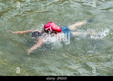 München, Deutschland. 28. Juni 2017. Benjamin David schwimmt in der Isar in München, 28. Juni 2017. Zur Vermeidung von überfüllten Straßen und Radwegen schwimmt David regelmäßig etwa 2 Kilometer vom Ufer des Flusses vor seinem Haus zu den Kulturstrand (Kultur Strand) im Deutschen Museum (Deutsches Museum). Foto: Alexander Heinl/Dpa/Alamy Live News Stockfoto