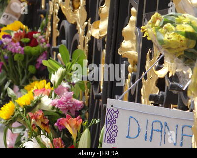 London, UK. 1. Juli 2017. Menschen eine Hommage an Prinzessin Diana auf ihrem 56. Geburtstag Jubiläum im Kensington Palace, London, UK Credit: Nastja M/Alamy Live News Stockfoto