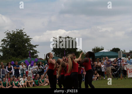 Biggin Hill, UK. 1. Juli 2017. Biggin Hill jährliche Festival startet in Kent. Das Festival hat eine Menge Spaß für alles, was die Familie komplett mit einem lustigen Hund zeigen, Judo-Show, Gymnastik, Bauchtänzerinnen, Reptilien, Kirmes Fahrgeschäfte, Buden, Oldtimer, Motorräder, Performing Arts School und wurde durch den Bürgermeister von Bromley, Cllr Kathy Bance MBE eröffnet. In diesem Jahr nach Auswaschung letztes Jahr durch Starkregen gab es schönen blauen Himmel. Bildnachweis: Keith Larby/Alamy Live-Nachrichten Stockfoto