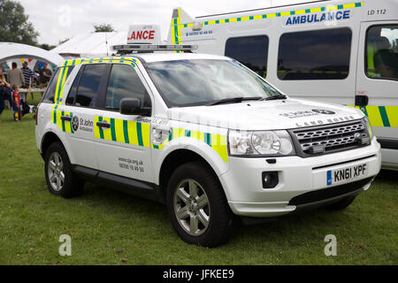 Biggin Hill, UK. 1. Juli 2017. St John Ambulance besuchen Biggin Hill jährliche Festival in Kent. Das Festival hat eine Menge Spaß für alles, was die Familie komplett mit einem lustigen Hund zeigen, Judo-Show, Gymnastik, Bauchtänzerinnen, Reptilien, Kirmes Fahrgeschäfte, Buden, Oldtimer, Motorräder, Performing Arts School und wurde durch den Bürgermeister von Bromley, Cllr Kathy Bance MBE eröffnet. In diesem Jahr nach Auswaschung letztes Jahr durch Starkregen gab es schönen blauen Himmel. Bildnachweis: Keith Larby/Alamy Live-Nachrichten Stockfoto