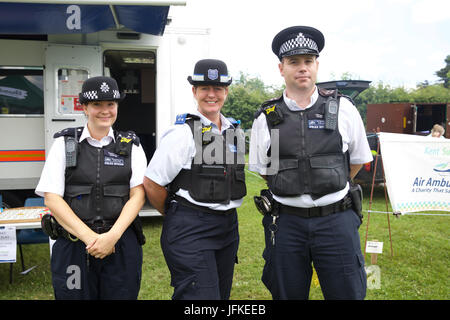 Biggin Hill, UK. 1. Juli 2017. Polizei besuchen Biggin Hill jährliche Festival in Kent. Das Festival hat eine Menge Spaß für alles, was die Familie komplett mit einem lustigen Hund zeigen, Judo-Show, Gymnastik, Bauchtänzerinnen, Reptilien, Kirmes Fahrgeschäfte, Buden, Oldtimer, Motorräder, Performing Arts School und wurde durch den Bürgermeister von Bromley, Cllr Kathy Bance MBE eröffnet. In diesem Jahr nach Auswaschung letztes Jahr durch Starkregen gab es schönen blauen Himmel. Bildnachweis: Keith Larby/Alamy Live-Nachrichten Stockfoto