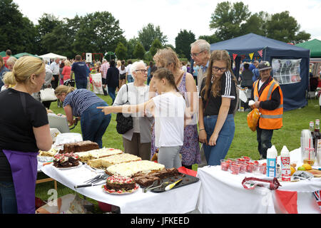 Biggin Hill, UK. 1. Juli 2017. Biggin Hill jährliche Festival startet in Kent. Das Festival hat eine Menge Spaß für alles, was die Familie komplett mit einem lustigen Hund zeigen, Judo-Show, Gymnastik, Bauchtänzerinnen, Reptilien, Kirmes Fahrgeschäfte, Buden, Oldtimer, Motorräder, Performing Arts School und wurde durch den Bürgermeister von Bromley, Cllr Kathy Bance MBE eröffnet. In diesem Jahr nach Auswaschung letztes Jahr durch Starkregen gab es schönen blauen Himmel. Bildnachweis: Keith Larby/Alamy Live-Nachrichten Stockfoto