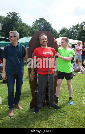 Biggin Hill, UK. 1. Juli 2017. Entfesselungskünstler besucht Biggin Hill jährliche Festival in Kent. Das Festival hat eine Menge Spaß für alles, was die Familie komplett mit einem lustigen Hund zeigen, Judo-Show, Gymnastik, Bauchtänzerinnen, Reptilien, Kirmes Fahrgeschäfte, Buden, Oldtimer, Motorräder, Performing Arts School und wurde durch den Bürgermeister von Bromley, Cllr Kathy Bance MBE eröffnet. In diesem Jahr nach Auswaschung letztes Jahr durch Starkregen gab es schönen blauen Himmel. Bildnachweis: Keith Larby/Alamy Live-Nachrichten Stockfoto