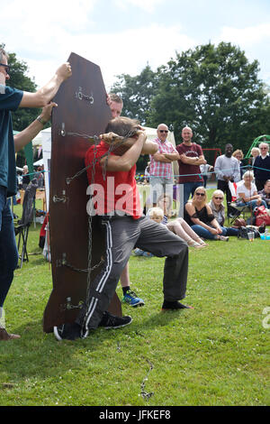 Biggin Hill, UK. 1. Juli 2017. Entfesselungskünstler besucht Biggin Hill jährliche Festival in Kent. Das Festival hat eine Menge Spaß für alles, was die Familie komplett mit einem lustigen Hund zeigen, Judo-Show, Gymnastik, Bauchtänzerinnen, Reptilien, Kirmes Fahrgeschäfte, Buden, Oldtimer, Motorräder, Performing Arts School und wurde durch den Bürgermeister von Bromley, Cllr Kathy Bance MBE eröffnet. In diesem Jahr nach Auswaschung letztes Jahr durch Starkregen gab es schönen blauen Himmel. Bildnachweis: Keith Larby/Alamy Live-Nachrichten Stockfoto