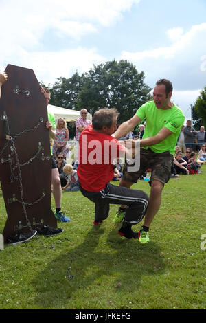 Biggin Hill, UK. 1. Juli 2017. Entfesselungskünstler besucht Biggin Hill jährliche Festival in Kent. Das Festival hat eine Menge Spaß für alles, was die Familie komplett mit einem lustigen Hund zeigen, Judo-Show, Gymnastik, Bauchtänzerinnen, Reptilien, Kirmes Fahrgeschäfte, Buden, Oldtimer, Motorräder, Performing Arts School und wurde durch den Bürgermeister von Bromley, Cllr Kathy Bance MBE eröffnet. In diesem Jahr nach Auswaschung letztes Jahr durch Starkregen gab es schönen blauen Himmel. Bildnachweis: Keith Larby/Alamy Live-Nachrichten Stockfoto