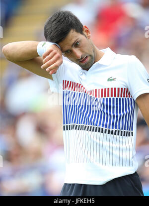 Eastbourne, GB 1. Juli 2017 Novak Djokovic Serbien reagiert während sein Match gegen Gael Monfils Frankreichs während der MenÕs während der MenÕs letzten Tag sieben der Aegon International Eastbourne am 1. Juli 2017 in Eastbourne, endgültige England Credit: Paul Terry Foto/Alamy Live News Bildnachweis: Paul Terry Foto/Alamy Live News Stockfoto