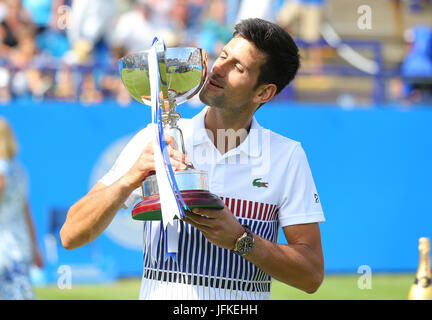 Eastbourne, Großbritannien 1. Juli 2017 Novak Djokovic Serbien feiert mit seiner Trophäe nach dem Sieg gegen Gael Monfils Frankreichs in der MenÕs während der MenÕs letzten Tag sieben der Aegon International Eastbourne am 1. Juli 2017 in Eastbourne, England Credit letzte: Paul Terry Foto/Alamy Live News Bildnachweis: Paul Terry Foto/Alamy Live News Stockfoto