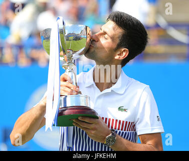 Eastbourne, Großbritannien 1. Juli 2017 Novak Djokovic Serbien feiert mit seiner Trophäe nach dem Sieg gegen Gael Monfils Frankreichs in der MenÕs während der MenÕs letzten Tag sieben der Aegon International Eastbourne am 1. Juli 2017 in Eastbourne, England Credit letzte: Paul Terry Foto/Alamy Live News Bildnachweis: Paul Terry Foto/Alamy Live News Stockfoto