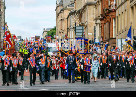 Glasgow, Schottland. 1. Juli 2017. Mehr als 6000 Mitglieder der treuen Orange Lodge aus über Schottland, England, Wales und Nordirland einschließlich Querflöte Bands und Fans marschierten durch die Innenstadt von Glasgow anlässlich des Jahrestages der Schlacht am Boyne 1690 und der Niederlage der Protestanten der katholischen Armee in Nordirland. Bildnachweis: Findlay/Alamy Live-Nachrichten Stockfoto