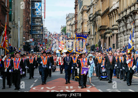 Glasgow, Schottland. 1. Juli 2017. Mehr als 6000 Mitglieder der treuen Orange Lodge aus über Schottland, England, Wales und Nordirland einschließlich Querflöte Bands und Fans marschierten durch die Innenstadt von Glasgow anlässlich des Jahrestages der Schlacht am Boyne 1690 und der Niederlage der Protestanten der katholischen Armee in Nordirland. Bildnachweis: Findlay/Alamy Live-Nachrichten Stockfoto