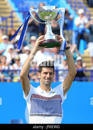 Eastbourne, Großbritannien 1. Juli 2017 Novak Djokovic Serbien feiert mit seiner Trophäe nach dem Sieg gegen Gael Monfils Frankreichs in der MenÕs während der MenÕs letzten Tag sieben der Aegon International Eastbourne am 1. Juli 2017 in Eastbourne, England Credit letzte: Paul Terry Foto/Alamy Live News Bildnachweis: Paul Terry Foto/Alamy Live News Stockfoto