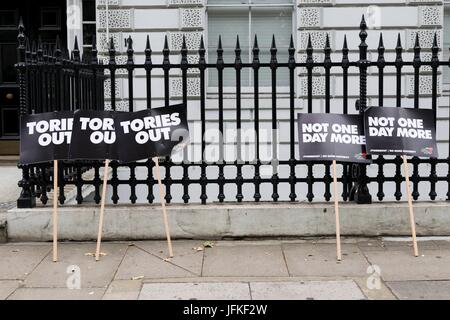 London, Vereinigtes Königreich von Großbritannien und Nordirland. 1. Juli 2017. Nicht einen Tag mehr, Tories, Demonstration. London, UK. 07.01.2016 | Nutzung weltweit Credit: Dpa/Alamy Live-Nachrichten Stockfoto