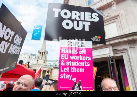 London, Vereinigtes Königreich von Großbritannien und Nordirland. 1. Juli 2017. Banner nicht einen Tag mehr, Tories, Demonstration. London, UK. 07.01.2016 | Nutzung weltweit Credit: Dpa/Alamy Live-Nachrichten Stockfoto