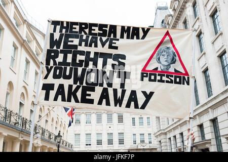 London, Vereinigtes Königreich von Großbritannien und Nordirland. 1. Juli 2017. Banner nicht einen Tag mehr, Tories, Demonstration. London, UK. 07.01.2016 | Nutzung weltweit Credit: Dpa/Alamy Live-Nachrichten Stockfoto